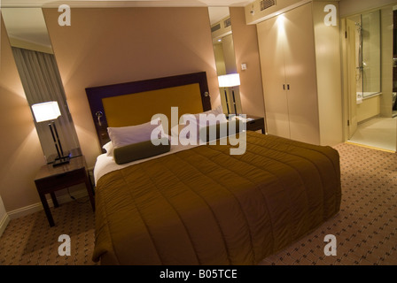 Horizontalen Weitwinkel Innenansicht von einem luxuriösen Hotelzimmer bezugsfertig Stockfoto