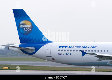 Heckteil von Thomas Cook Airbus A321-211 Rollen zum Abflug am Flughafen Manchester mehr Manchester England UK Stockfoto