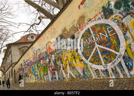 Horizontalen Weitwinkel von Touristen Schreiben einer Nachricht auf Frieden-Lennon-Mauer in das kleinere Viertel "Mala Strana". Stockfoto