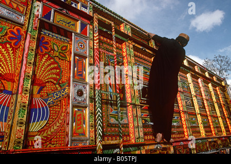 Transport Baluchistan Quetta in Pakistan Mann Reinigungsseite geschmückten LKW Stockfoto