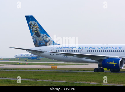 Heckteil von einem Astraeus Boeing 757-23A des Rollens for take-off am Flughafen Manchester mehr Manchester England UK Stockfoto