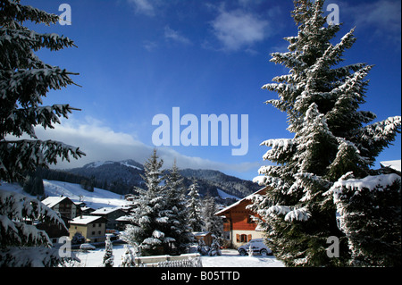 Blick am frühen Morgen auf das Dorf Les Get in den französischen Alpen Stockfoto