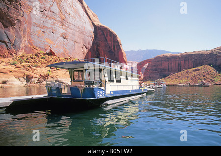 Eine geringe Leihgebühr Hausboot vor Anker in einer Marina in der Nähe von Rainbow Bridge Stockfoto