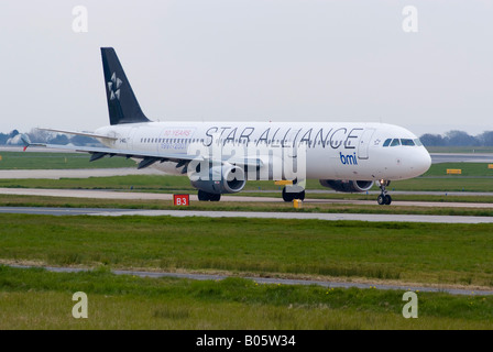 BMI Airbus A321-231 Rollzeiten Out for take-off am Flughafen Manchester Ringway größere Manchester England Vereinigtes Königreich Stockfoto