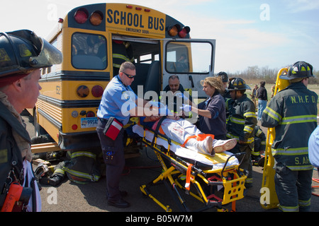 Feuerwehrleute und EMT entfernen "Opfer" in einem simulierten Flugzeugabsturz am Tweed New Haven Flughafen in Connecticut USA Bohren Stockfoto