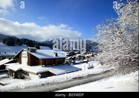 Frühen Morgen-Blick von der Ortschaft Les Gets in französischen Alpen Stockfoto