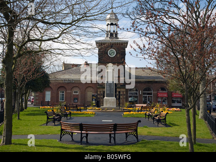 Marktplatz mit dem Uhrturm und Kriegerdenkmal in Lytham Stockfoto