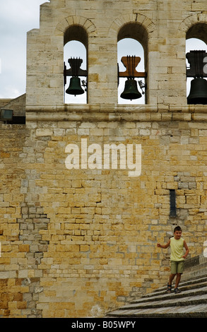 Detail des Glockenturms mit jungen auf Dach, Saintes-Maries-de-la-Mer Kirche, Camargue, Bouches-du-Rhône, Provence, Frankreich Stockfoto