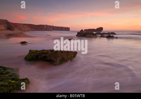 Sonnenuntergang mit verschwommenes milchiges Wasser mit ankommenden Gezeiten tonale Strand Sagres Südküste Algarve Costa Vincentina Portugal EU-Euro Stockfoto