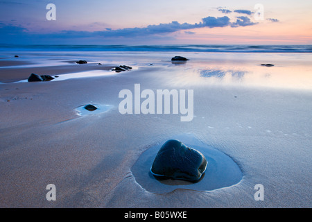 Dämmerung am Sandstrand am Sandymouth North Cornwall Stockfoto