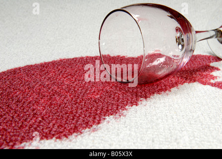 Rotwein auf Teppich verschüttet. Stockfoto