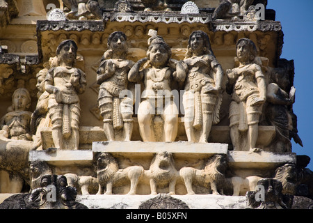 Geschnitzten Statuen auf einem Gopuram Sree Padmanabhaswamy Tempel, Trivandrum, Kerala, Indien Stockfoto