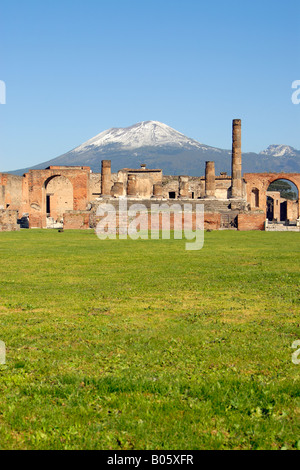 Das Forum und der Tempel des Jupiter mit schneebedeckten Mount Vesuvius Vulkan im Hintergrund, Pompeji (Italien) Stockfoto