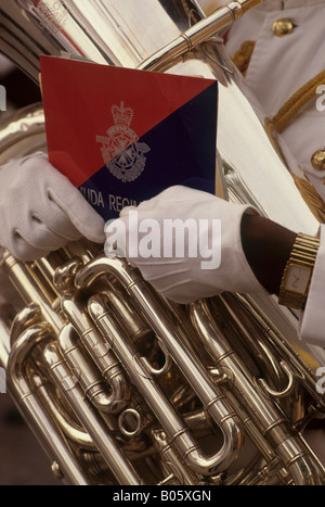 Intelligenter Bandsman des Royal Bermuda Regiment in weißer Uniform. Er besitzt ein hochglanzpoliertes Tuba-Instrument und seine Musik Stockfoto