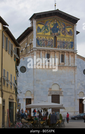 Fassade der Basilika von San Frediano in Piazza San Frediano, Stadt der Region Lucca, Provinz Lucca, Toskana, Europa. Stockfoto