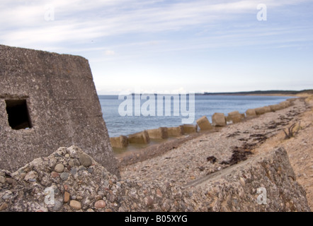 Roseisle Strand mit einen Bunker WW2 Stockfoto