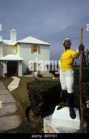 Statue von schwarzer Mann tragen gelbe Weste, weiße Kappe, Weiß und Schwarz Reithose Reitstiefel außerhalb der großen weißen Haus in Hamilton, Bermuda Stockfoto