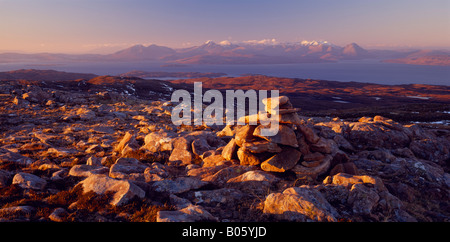 Blick vom Bealach Na Ba auf die Isle Of Skye. In der Nähe von Applecross, Ross und Cromarty, Highland, Schottland, Vereinigtes Königreich. Stockfoto