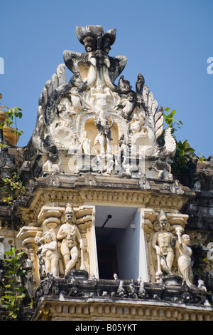 Geschnitzten Statuen auf einem Gopuram Sree Padmanabhaswamy Tempel, Trivandrum, Kerala, Indien Stockfoto