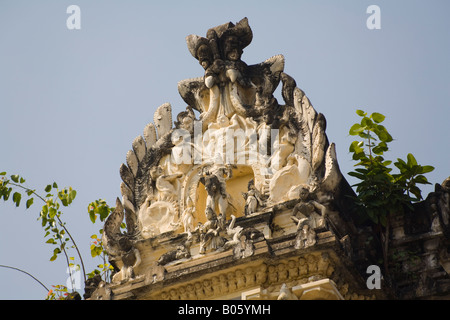 Geschnitzten Statuen auf einem Gopuram Sree Padmanabhaswamy Tempel, Trivandrum, Kerala, Indien Stockfoto