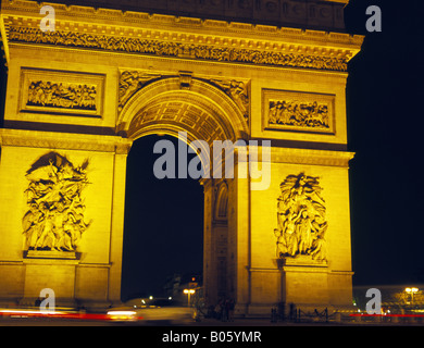 Der Arc de Triomphe nachts beleuchtet Stockfoto