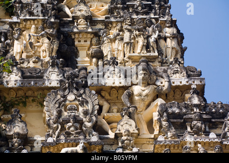 Geschnitzten Statuen auf einem Gopuram Sree Padmanabhaswamy Tempel, Trivandrum, Kerala, Indien Stockfoto