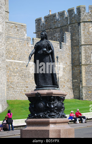 Königin Victoria Statue, Schlossberg, Windsor, Berkshire, England, Vereinigtes Königreich Stockfoto