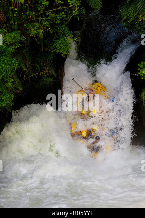 Wildwasser-rafting am Fluss Kaituna in gelben Schlauchboot Stockfoto