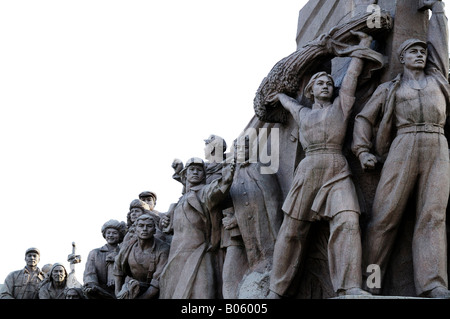 Das Denkmal zeigt kommunistische revolutionäre Helden vor Mao Mausoleum auf dem Tiananmen-Platz, Peking, China. Stockfoto