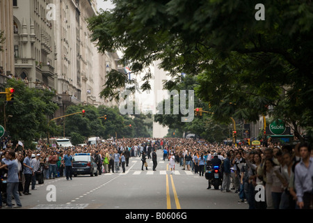 Massen auf Diagonal Norte in Buenos Aires, warten auf die Olympische Fackel während des Fackellaufs 2008 Stockfoto