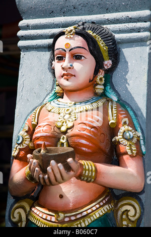 Bunt bemalte Statue an Wand, Vanni Vinayagar Tempel, Sattur, Virudhunagar District, Tamil Nadu, Indien Stockfoto