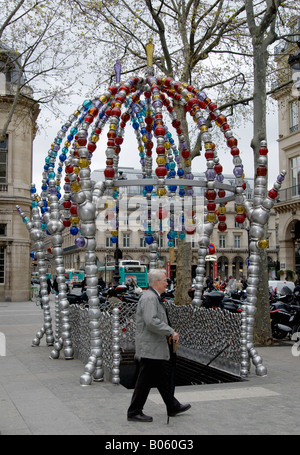 Ein Mann zu Fuß vor der u-Bahn Eingang in Palais Royal Metro-Station an der Place Colette von Jean-Michel Othoniel entworfen. Stockfoto