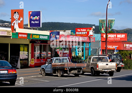 Te Puke Stadt mit Geschäften und Essen Zeichen Pkw und LKW geparkt sind vor Stockfoto