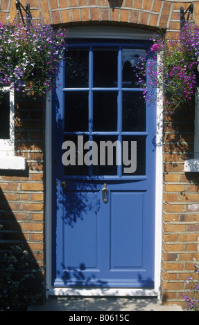 Blau lackierten Haustür gemauerte Hütte Hängeaufbewahrung entweder Seite Messing Klopfer GORING-ON-THAMES-BERKSHIRE ENGLAND Stockfoto