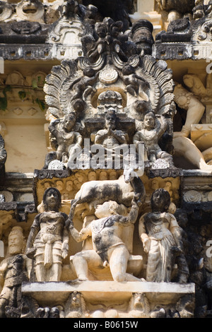 Geschnitzten Statuen auf einem Gopuram Sree Padmanabhaswamy Tempel, Trivandrum, Kerala, Indien Stockfoto