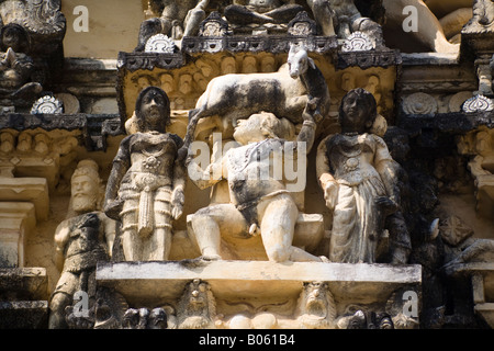 Geschnitzten Statuen auf einem Gopuram Sree Padmanabhaswamy Tempel, Trivandrum, Kerala, Indien Stockfoto