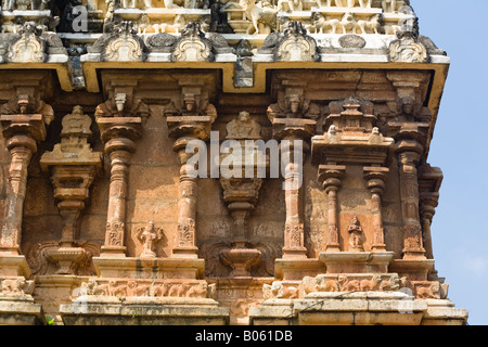 Geschnitzte Säulen und Statuen auf einem Gopuram Sree Padmanabhaswamy Tempel, Trivandrum, Kerala, Indien Stockfoto