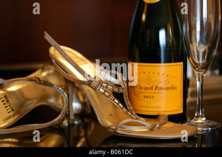 Champagner und Schuhe Stockfoto