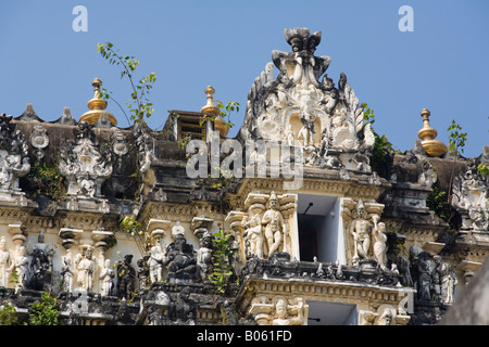 Geschnitzten Statuen auf einem Gopuram Sree Padmanabhaswamy Tempel, Trivandrum, Kerala, Indien Stockfoto