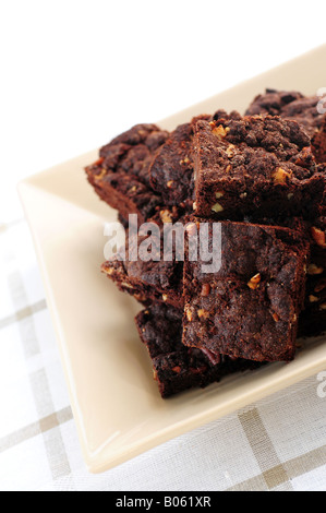 Hausgemachte Schokoladen-Brownies auf dem Silbertablett serviert Stockfoto