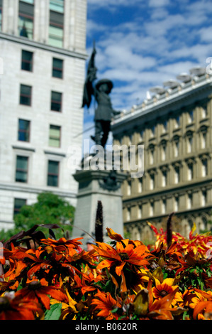 Kanada, Quebec, Montreal. Setzen Sie d ' Armes, Statue von Paul de Chomeday, Sieur de Maisonneuve der Gründer von Montreal. Stockfoto