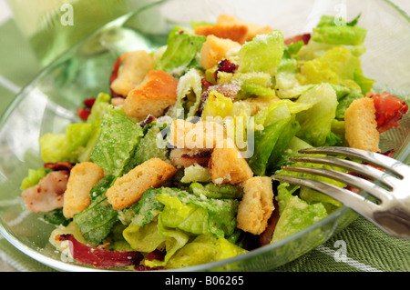 Caesar Salat serviert in einer Glasschale Stockfoto