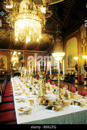 Brighton Royal Pavilion Bankett Zimmer Sussex opulenten großzügigen Esstisch Kronleuchter Besteck Kerzen Lampen Prinzregent Stockfoto