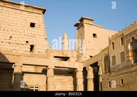 Blick auf die Pylon und Gericht im Luxor-Tempel, Luxor City, Ägypten Stockfoto