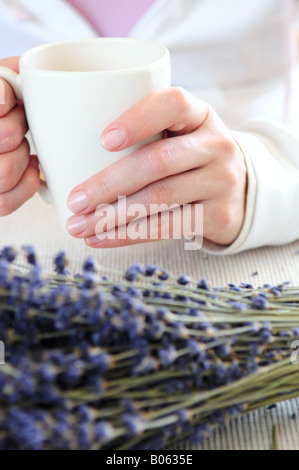 Hände einer Frau mit einer Tasse Stockfoto