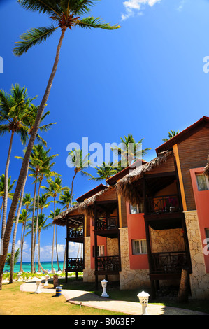 Tropischen Luxus-Resort direkt am Meer mit Palmen Stockfoto