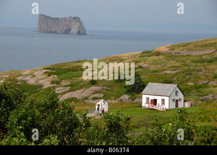 Kanada, Quebec, Perce. Blick auf Perced Felsen von Bonaventure Island National Park. Stockfoto