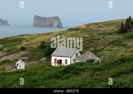 Kanada, Quebec, Perce. Blick auf Perced Felsen von Bonaventure Island National Park. Stockfoto