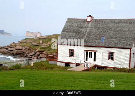 Kanada, Quebec, Perce. Blick auf Perced Felsen von Bonaventure Island National Park. Stockfoto