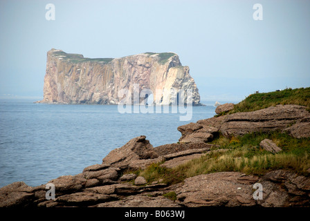 Kanada, Quebec, Perce. Blick auf Perced Felsen von Bonaventure Island National Park. Stockfoto